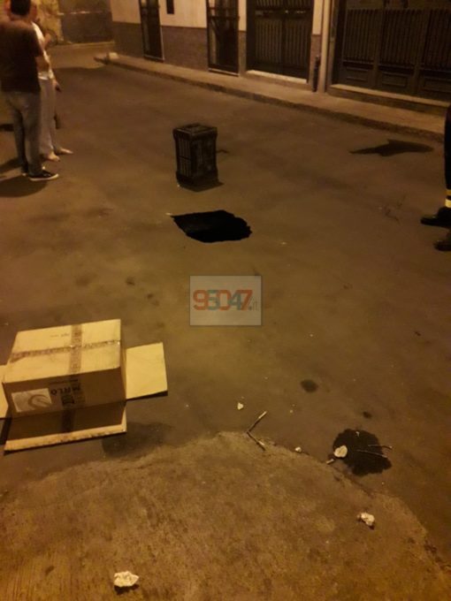 PATERNO': VIA REGGIO, SI APRE PICCOLA VORAGINE IN STRADA - LE FOTO