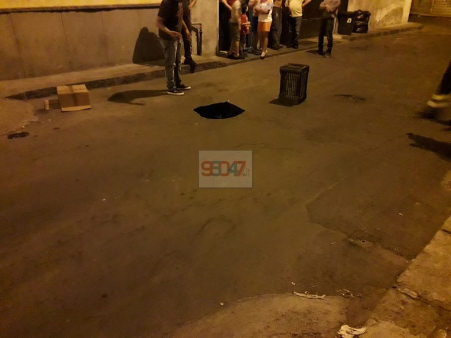 PATERNO': VIA REGGIO, SI APRE PICCOLA VORAGINE IN STRADA - LE FOTO