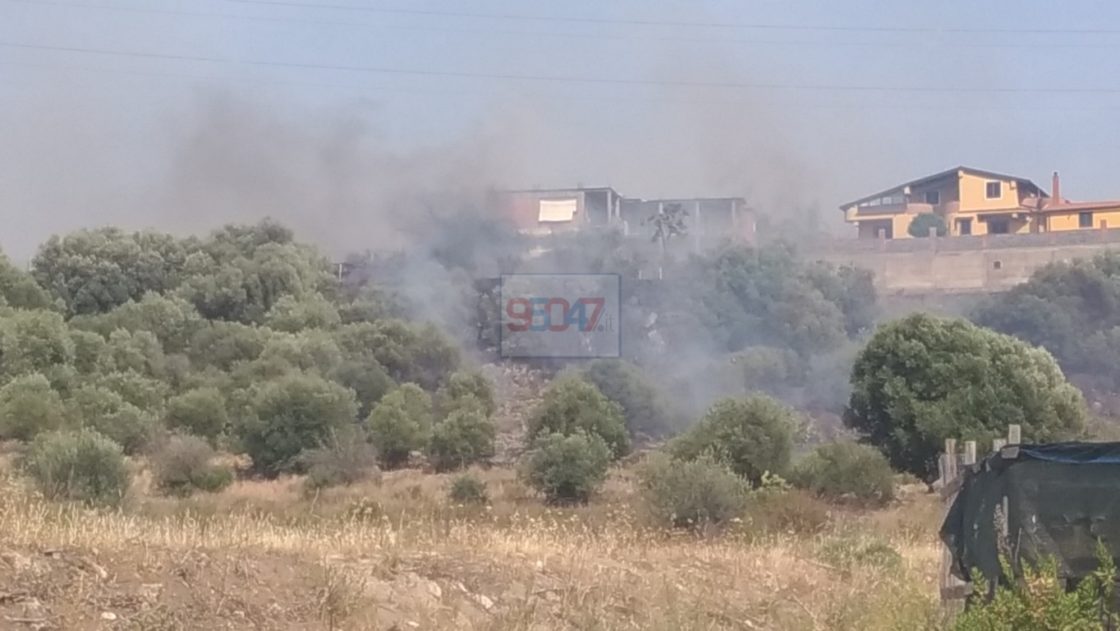 PATERNO': Ennesimo incendio di sterpaglie