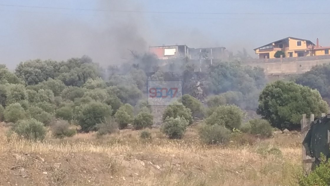 PATERNO': Ennesimo incendio di sterpaglie