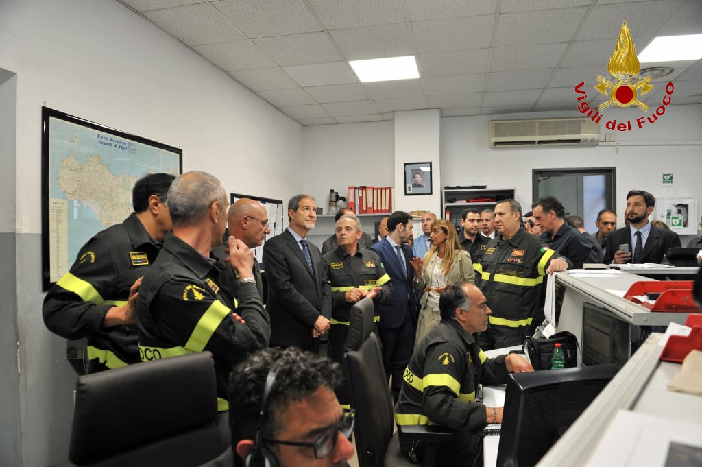 CATANIA: il Governatore Nello Musumeci in visita al Comando provinciale dei Vigili del fuoco - FOTO