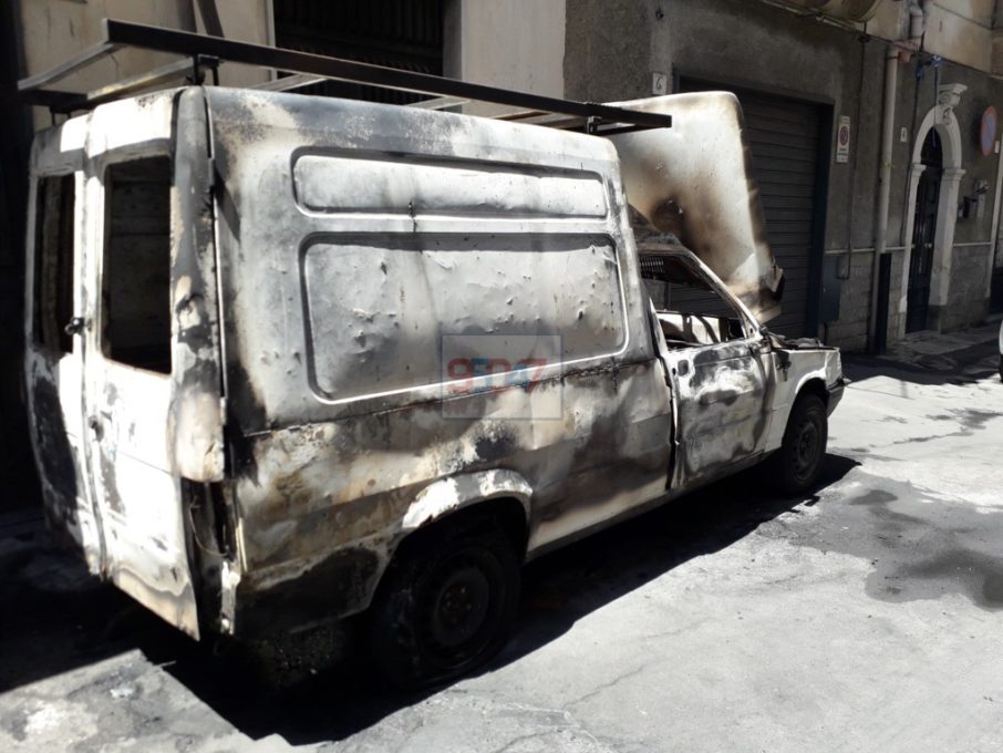 PATERNO’: IN FIAMME UN FIORINO