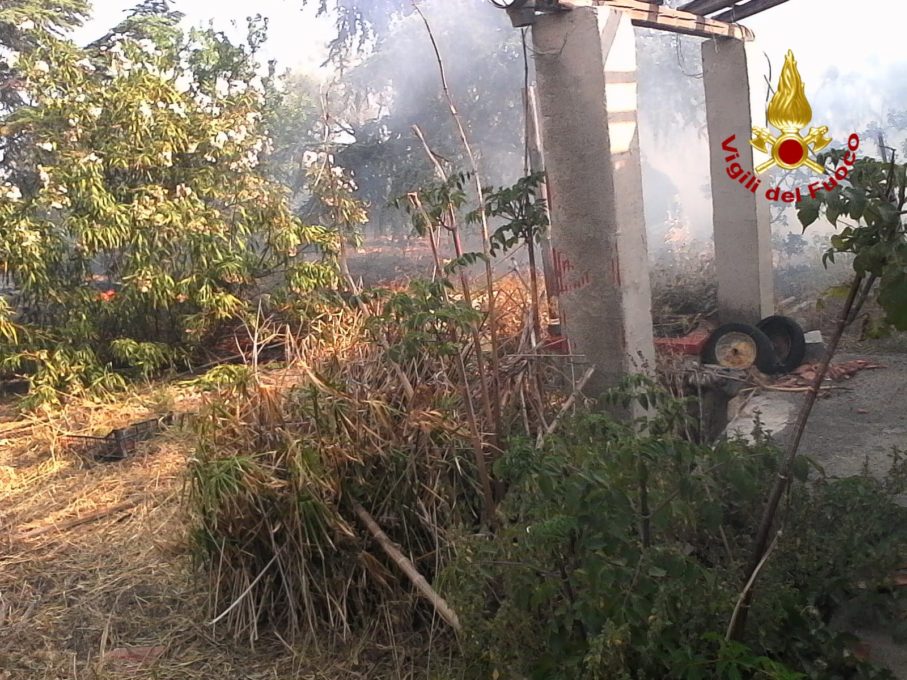 SANTA MARIA DI LICODIA: INCENDIO IN TERRENO, A FUOCO PURE UN AUTO