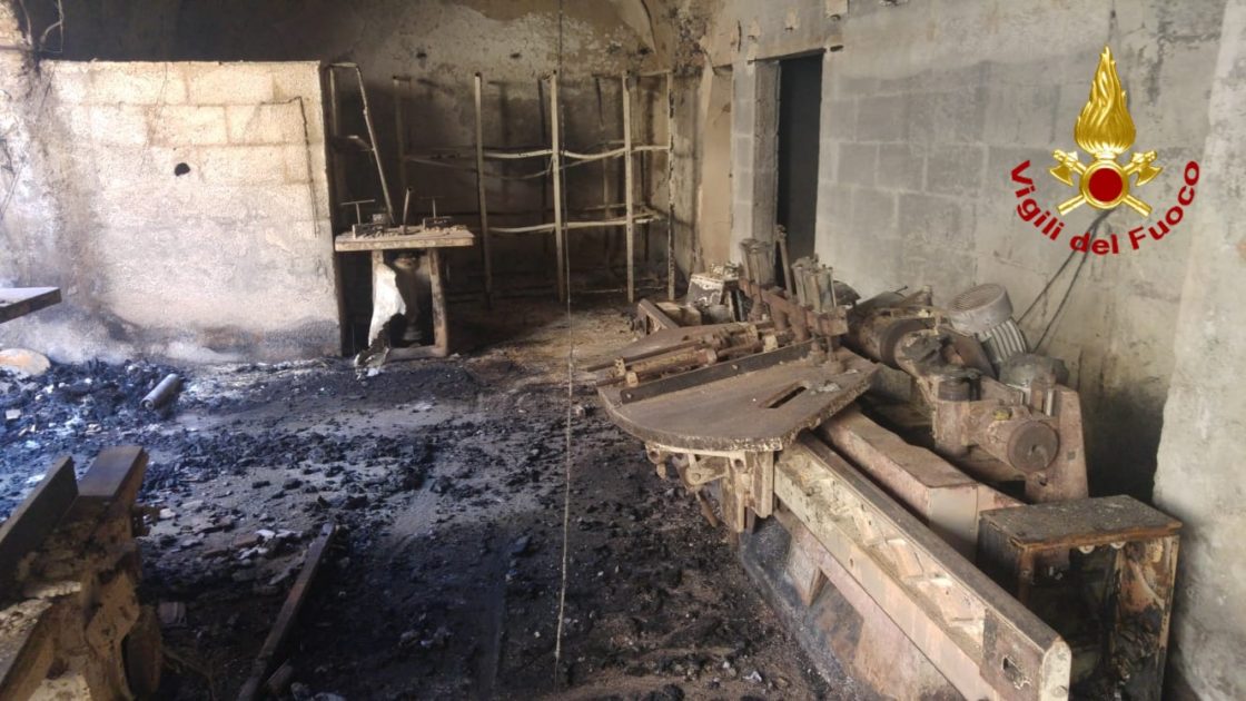 CATANIA: In fiamme una falegnameria, evacuate due abitazioni