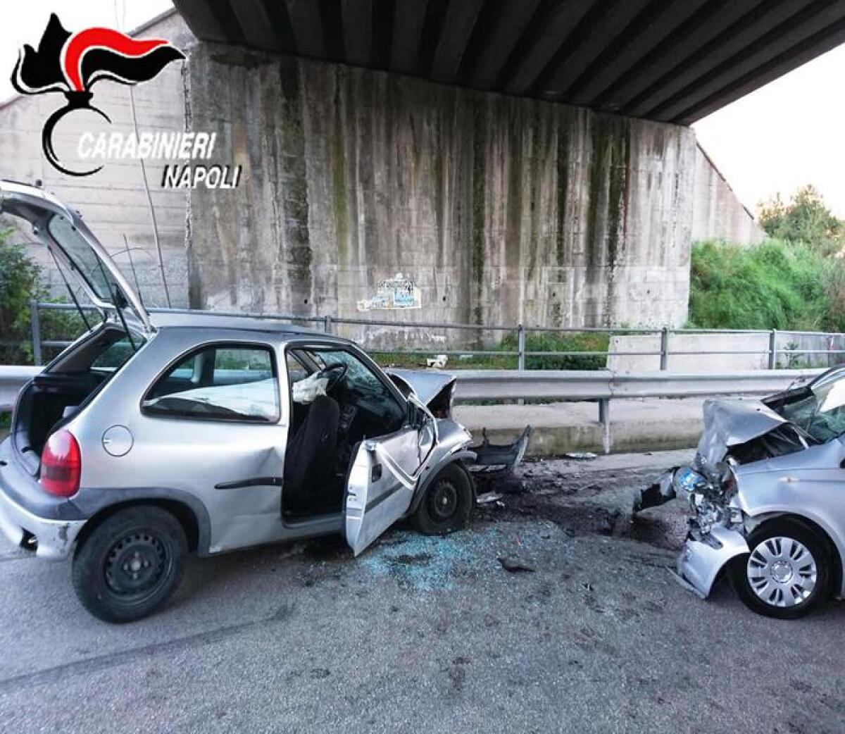 NAPOLI: AUTO TRAVOLGE PATTUGLIA DEI CARABINIERI, 2 MORTI E 3 FERITI DURANTE DURANTE I RILIEVI - 