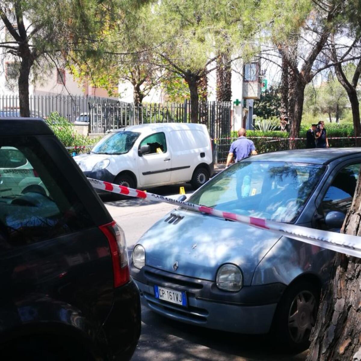 PATERNÒ, SPARI CONTRO UN AUTO - 