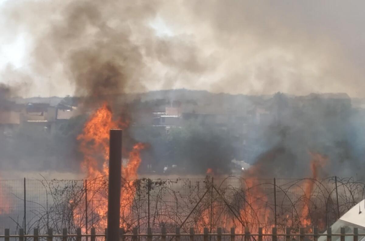 INCENDIO: ENNESIMO INCENDIO DI STERPAGLIE NEI PRESSI DI VIA E.BELLIA - 
