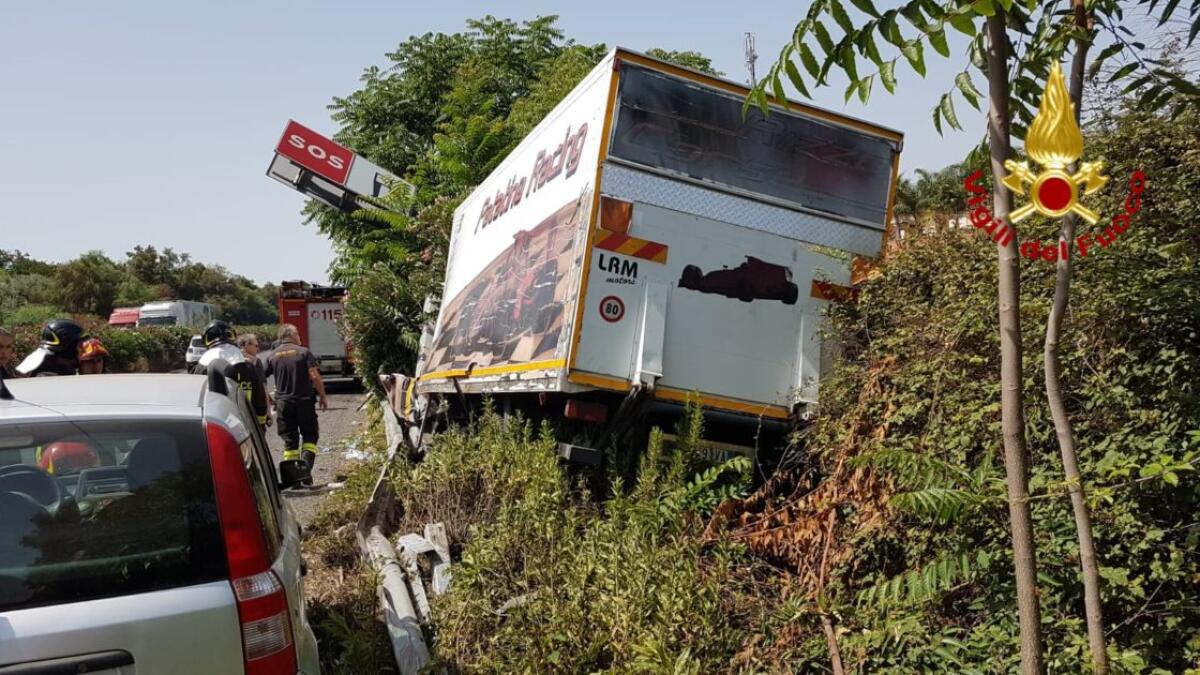 TIR SI RIBALTA ALLO SVINCOLO PER ACIREALE, UN FERITO IN PROGNOSI RISERVATA - LE FOTO - 