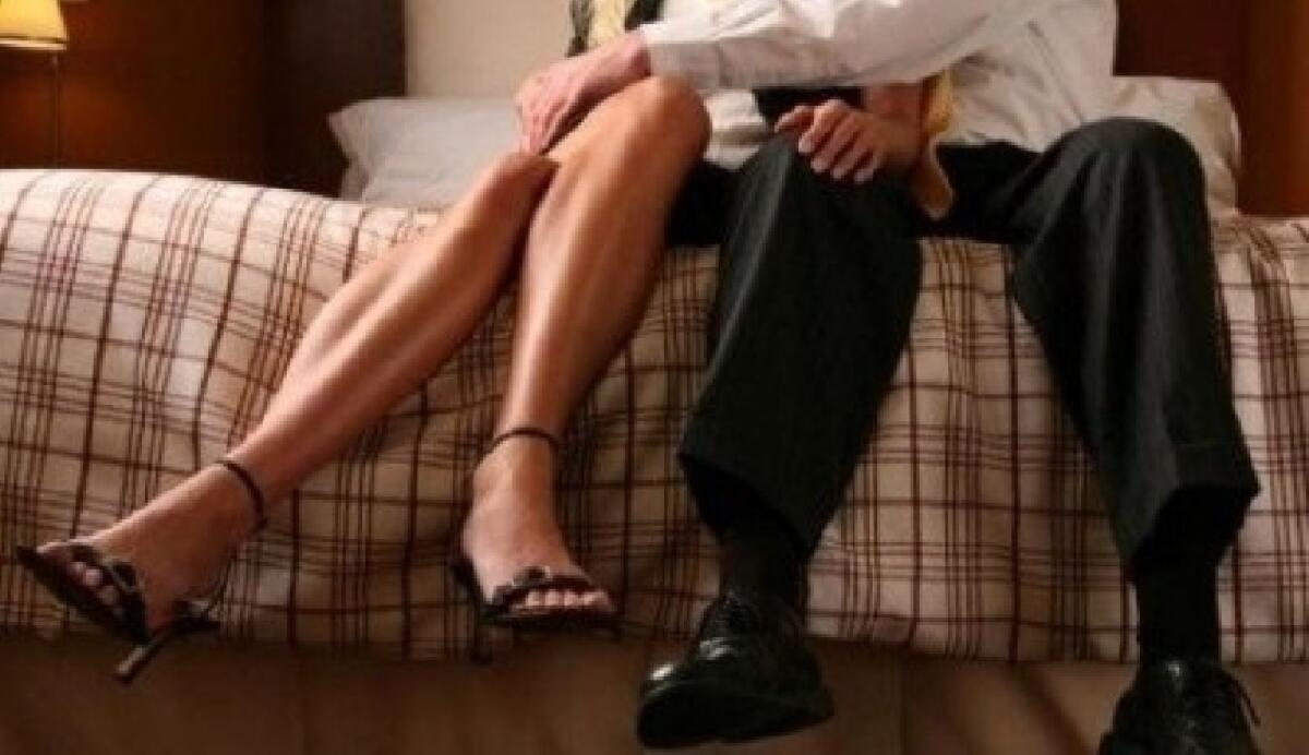 SALERNO: ORGANIZZA INCONTRO SU CHAT, MA IN ALBERGO TROVA LA COGNATA - 