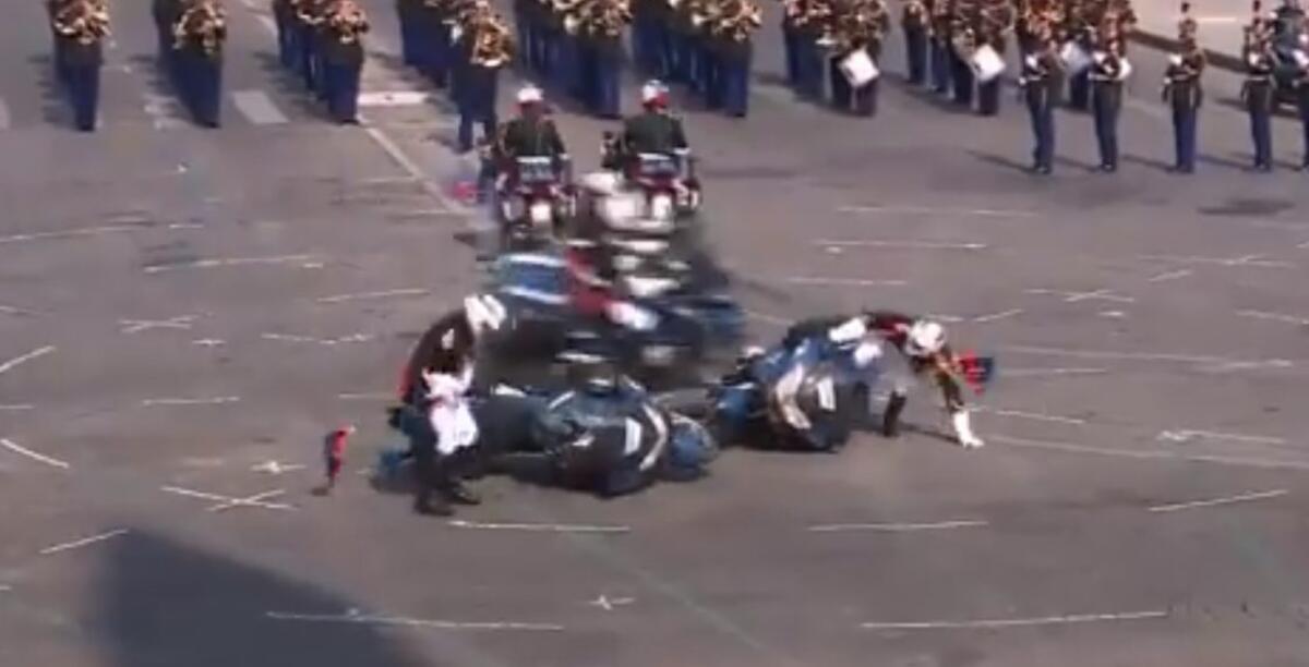 FRANCIA: PARATA AL VIA CON IMPREVISTI, DUE MOTO CADONO DAVANTI A MACRON - IL VIDEO - 