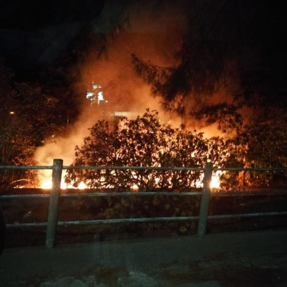 PATERNO': INCENDIO AL CORSO ITALIA E CORSO DEL POPOLO IN SERATA - 