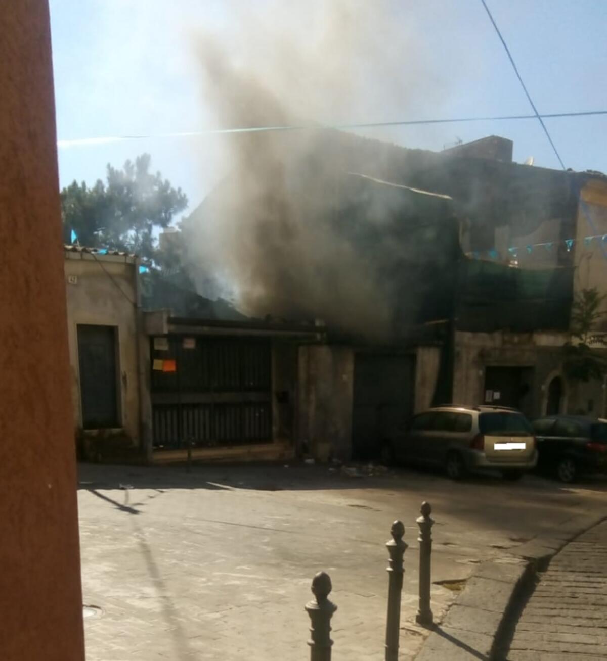 PATERNO': INCENDIO IN UN CORTILE - 