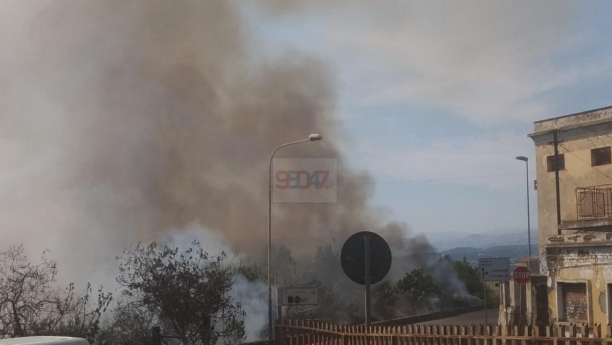 INCENDIO: ENNESIMO INCENDIO DI STERPAGLIE QUESTO POMERIGGIO - 