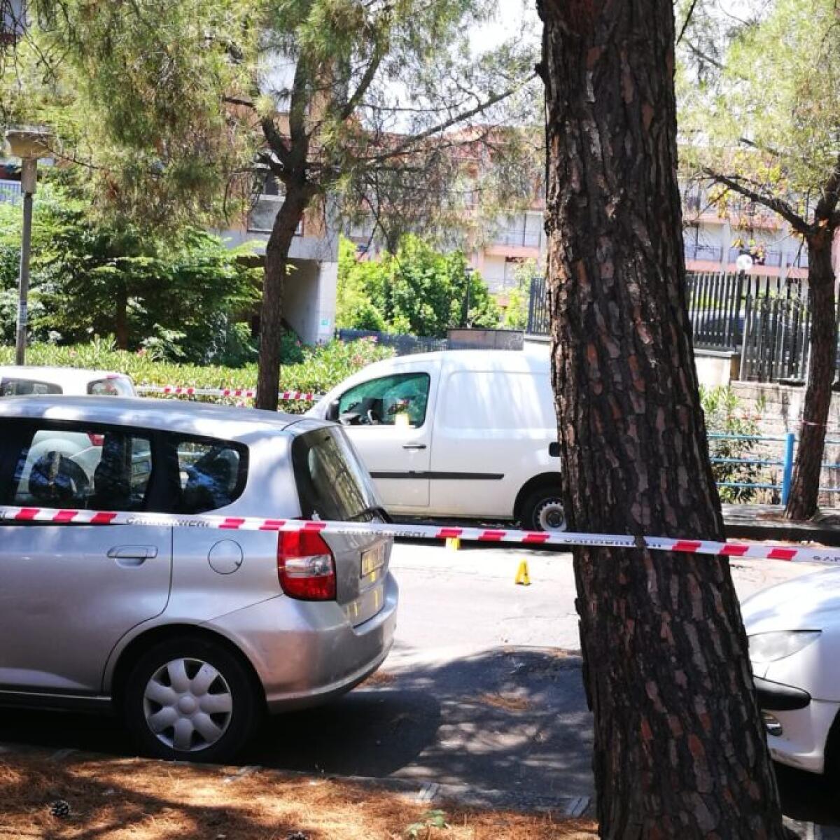 PATERNO': SPARI CONTRO UN FURGONE - 