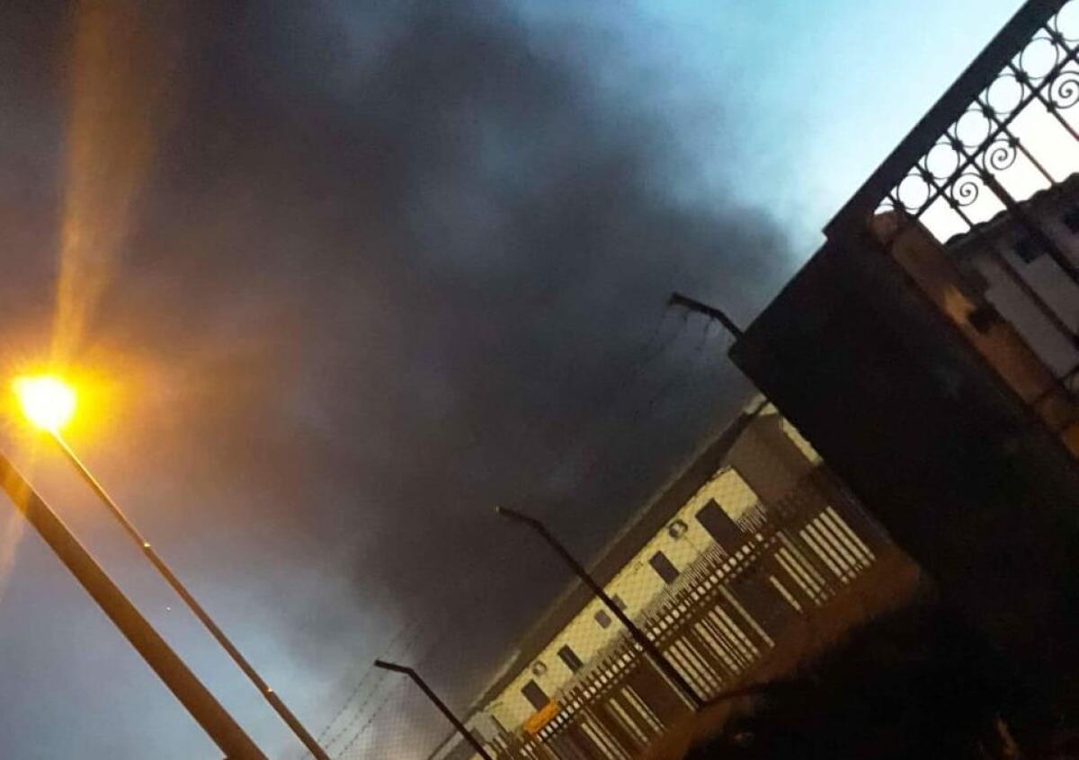 PATERNO': INCENDIO, COLONNA DI FUMO NERO SULLA CITTÀ - 