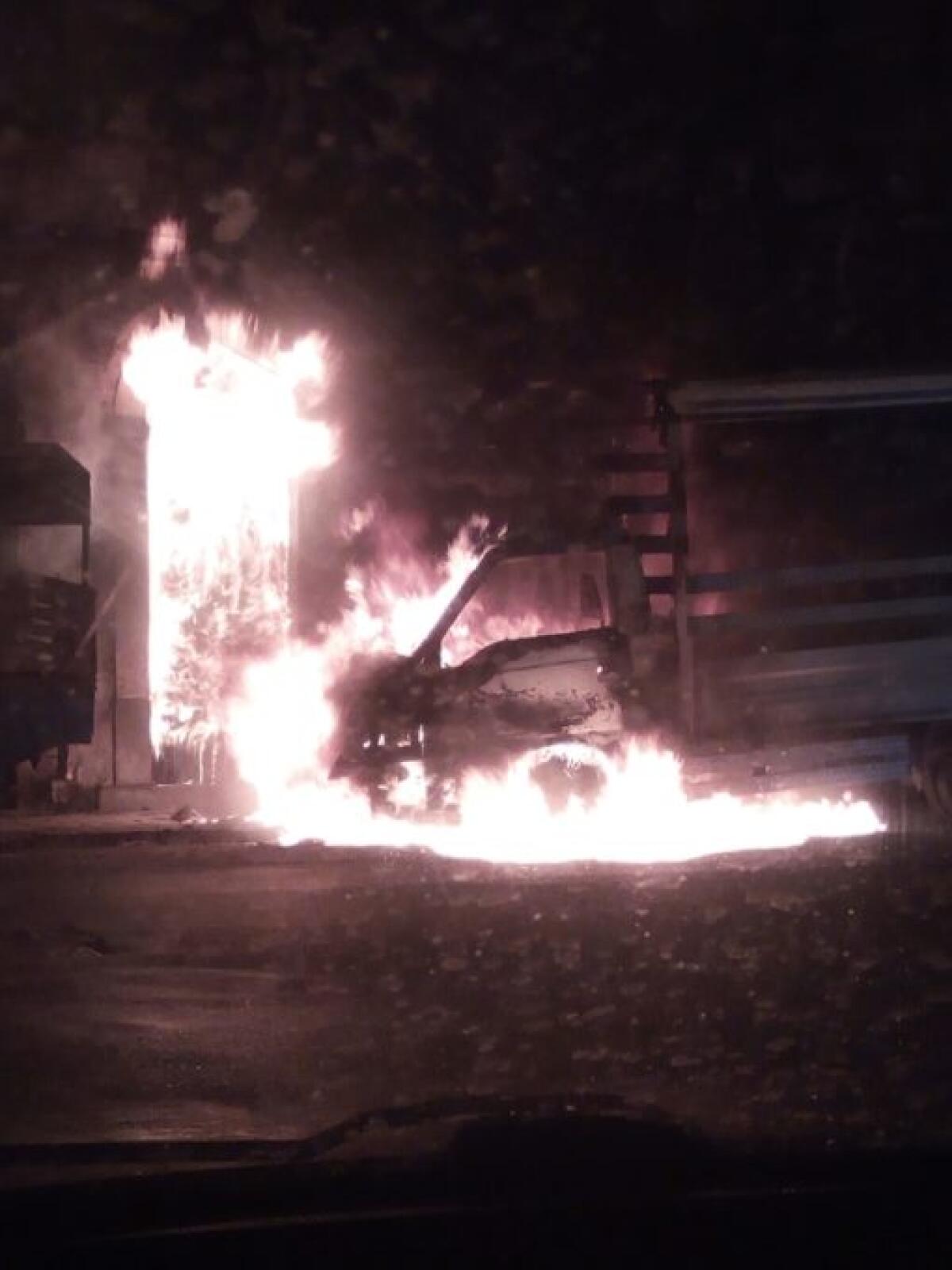 A FUOCO UN FURGONE IN VIA G.B. NICOLOSI - VIDEO - 