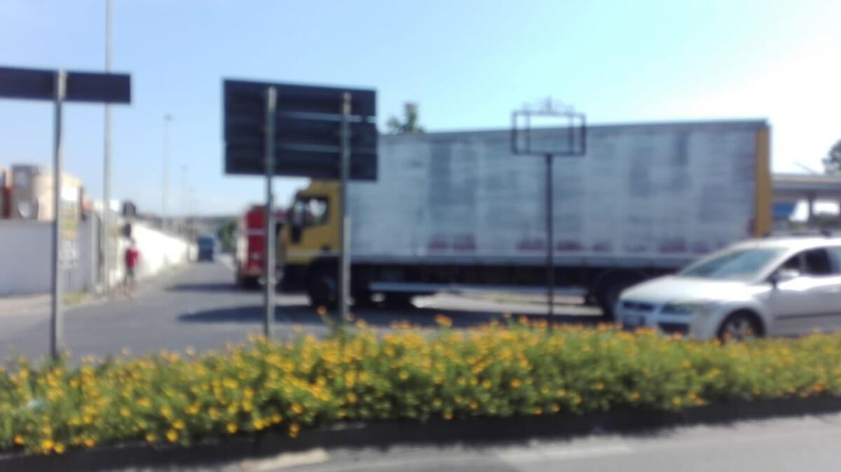 MISTERBIANCO: GRAVISSIMO INCIDENTE; SCOOTER SOTTO UN CAMION - 