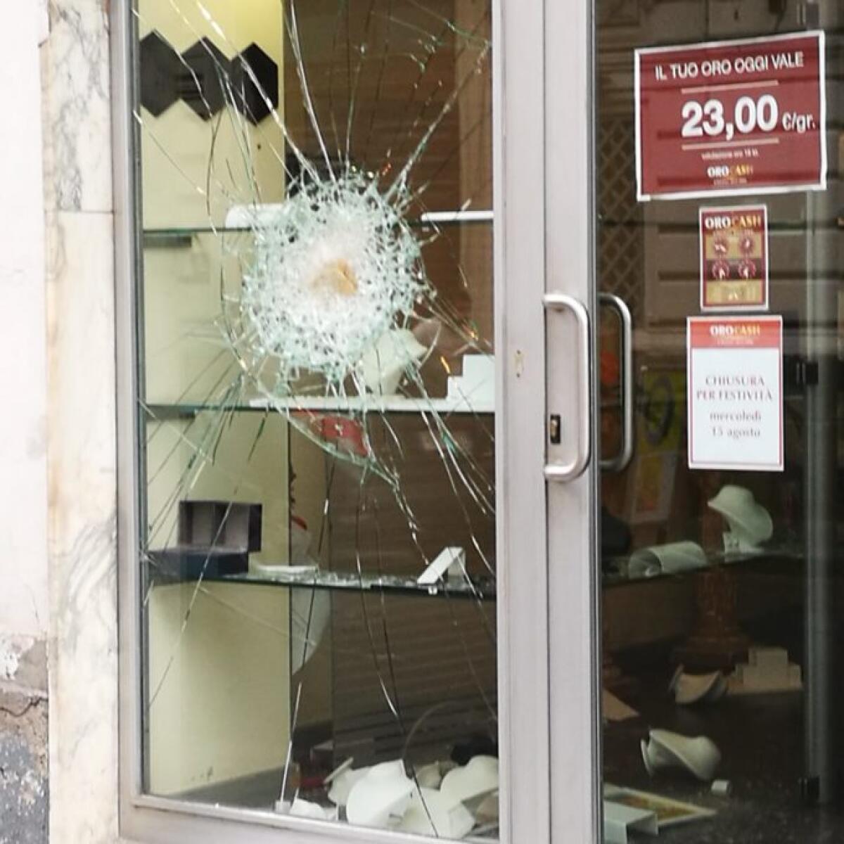 FURTO CON SCASSO IN PIENO GIORNO NELLA CENTRALISSIMA VIA VITTORIO EMANUELE - 