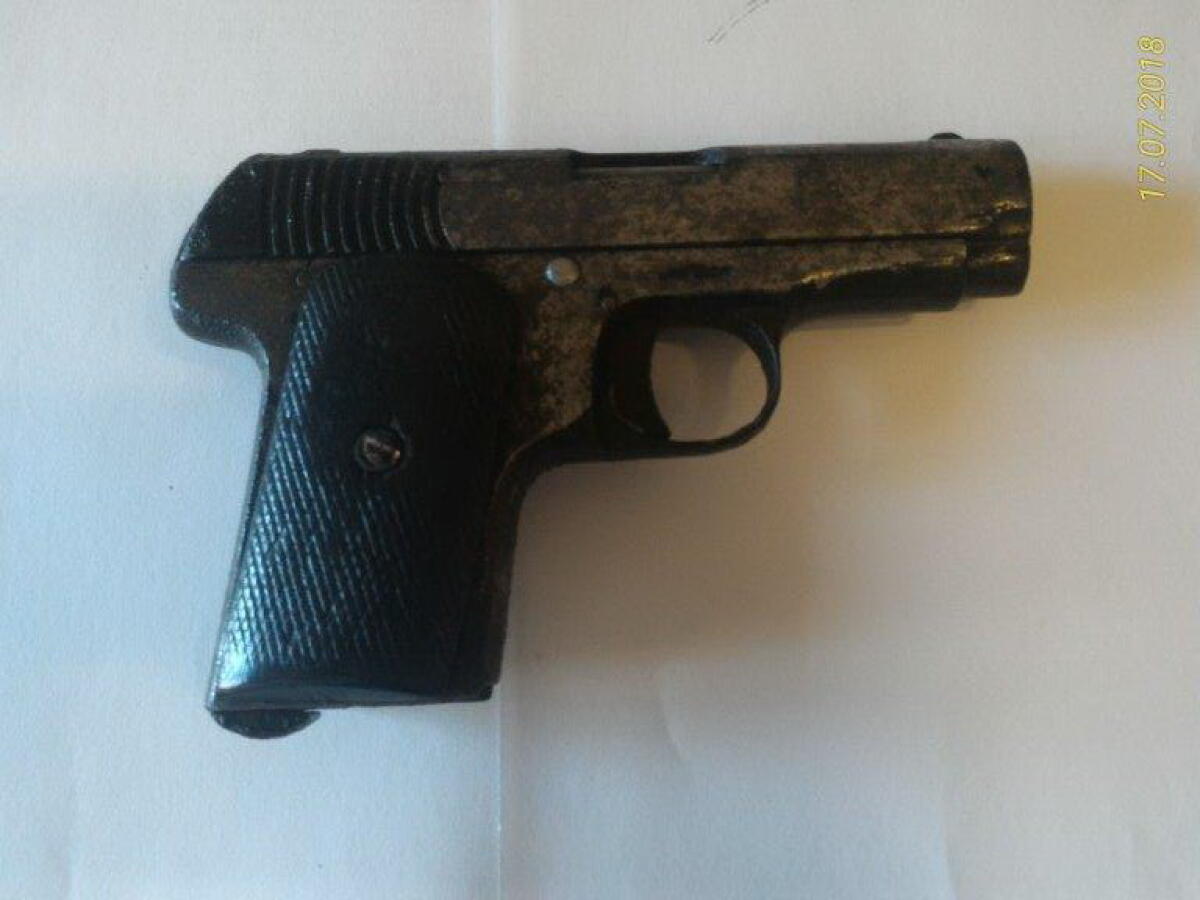 PATERNO': NASCONDEVA UNA PISTOLA IN OFFICINA, ARRESTATO CAROZZIERE - 