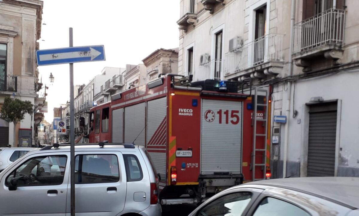 PATERNO': CADUTA DI CALCINACCI SUL POSTO I VIGILI DEL FUOCO - 