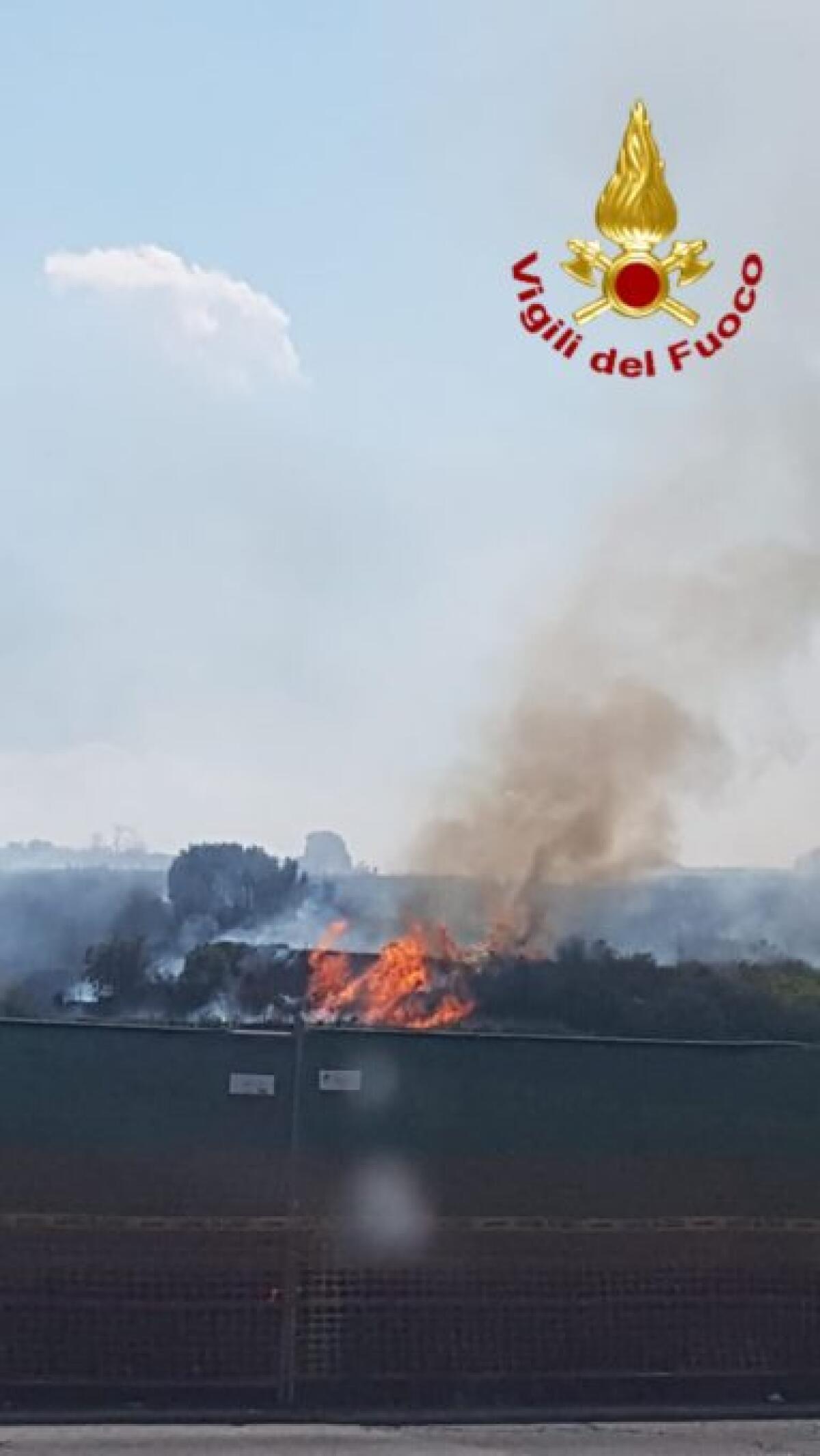 GRAVINA DI CATANIA: FIAMME MINACCIANO CASE - LE FOTO - 