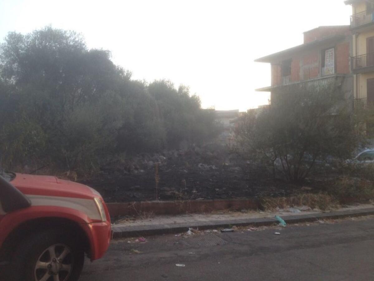 PATERNO': INTERVENTO DEI VIGILI DEL FUOCO PER UN INCENDIO DI STERPAGLIE - 