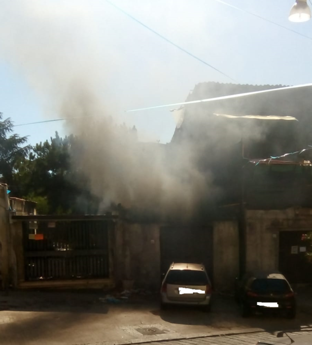 PATERNO': INCENDIO IN UN CORTILE