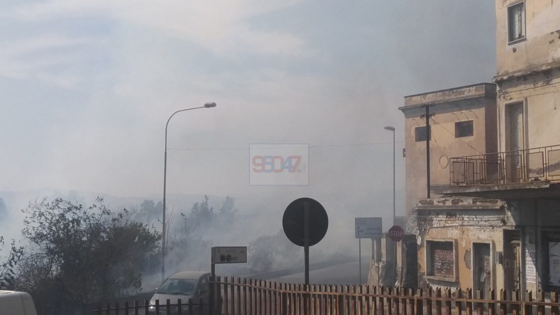INCENDIO: ENNESIMO INCENDIO DI STERPAGLIE NEI PRESSI DI VIA E.BELLIA
