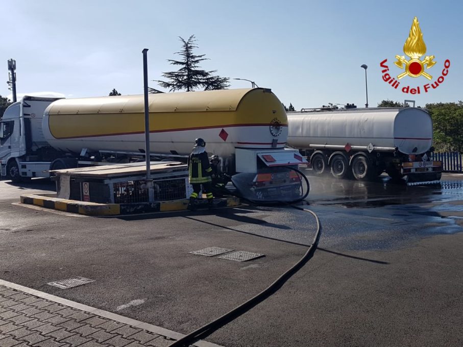 MASCALUCIA: CISTERNA PERDE GAS, INTERVENTO POMPIERI