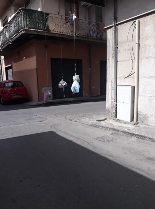 PATERNO': DISAGI PER LA RACCOLTA RIFIUTI, LE FOTO DEI NOSTRI LETTORI