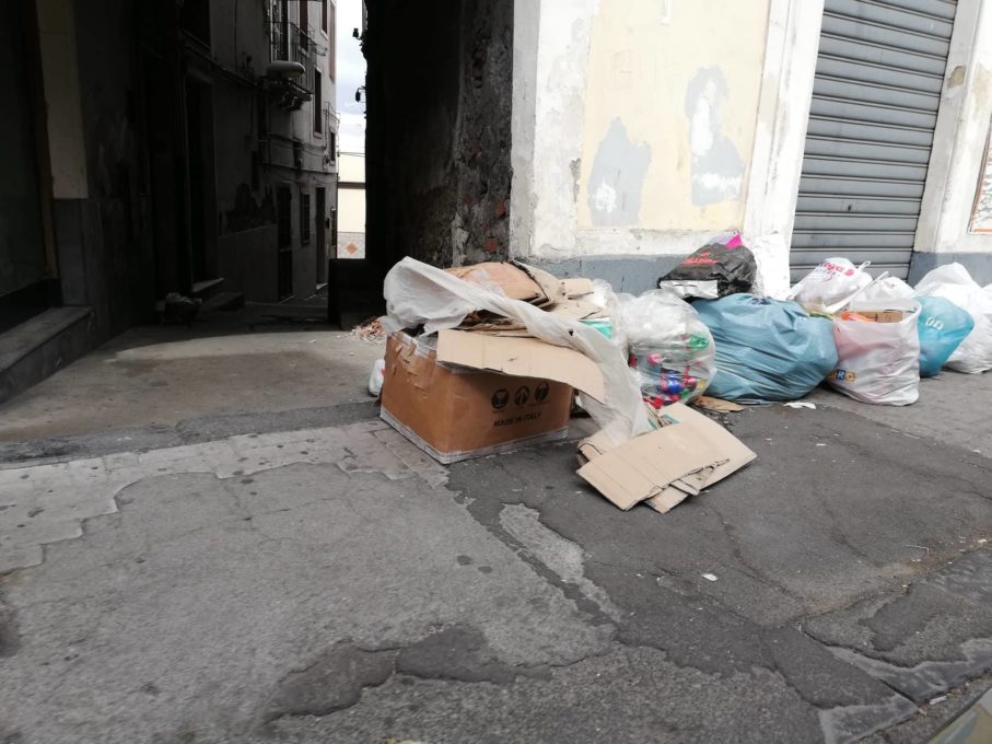 PATERNO': DISAGI PER LA RACCOLTA RIFIUTI, LE FOTO DEI NOSTRI LETTORI