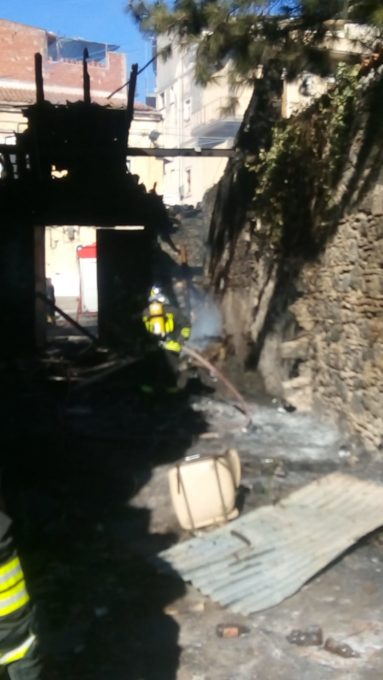 PATERNO': FIAMME IN UN CORTILE, SPAVENTO MA NESSUN FERITO