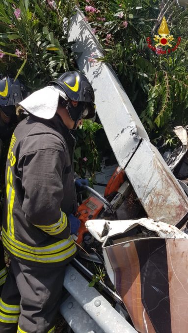 TIR SI RIBALTA ALLO SVINCOLO PER ACIREALE, UN FERITO IN PROGNOSI RISERVATA - LE FOTO