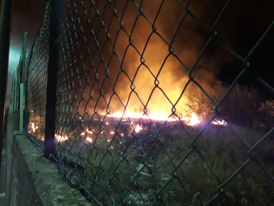 PATERNO’: STERPAGLIE A FUOCO VICINO ALLE CASE