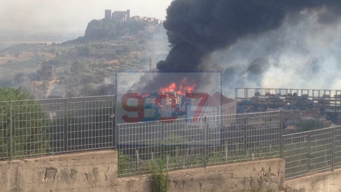 INCENDI A PATERNO' E MOTTA, ENORMI DANNI PER UN AZIENDA