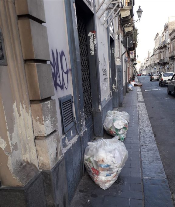 PATERNÒ, RIFIUTI IN STRADA, SITUAZIONE CRITICA