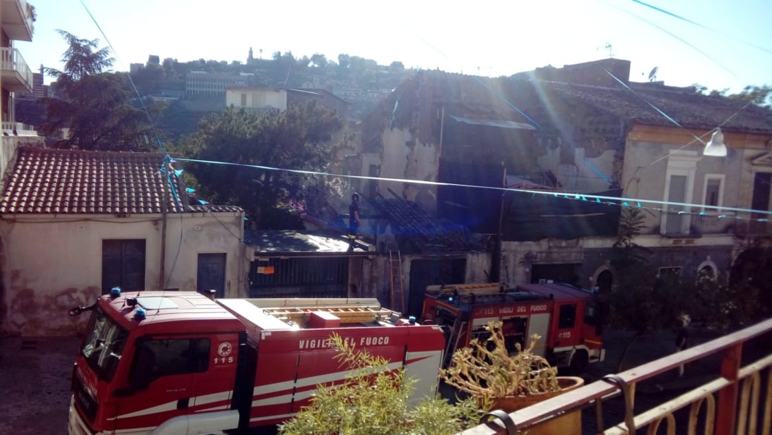 PATERNO': FIAMME IN UN CORTILE, SPAVENTO MA NESSUN FERITO