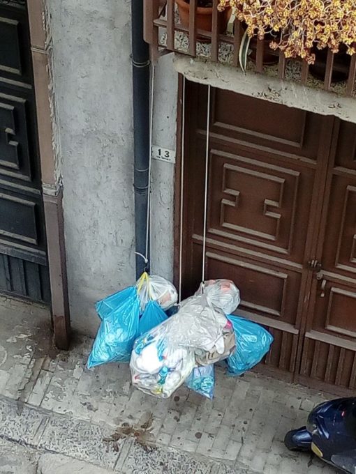 PATERNO': DISAGI PER LA RACCOLTA RIFIUTI, LE FOTO DEI NOSTRI LETTORI