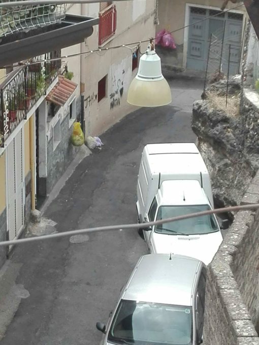 PATERNO': DISAGI PER LA RACCOLTA RIFIUTI, LE FOTO DEI NOSTRI LETTORI