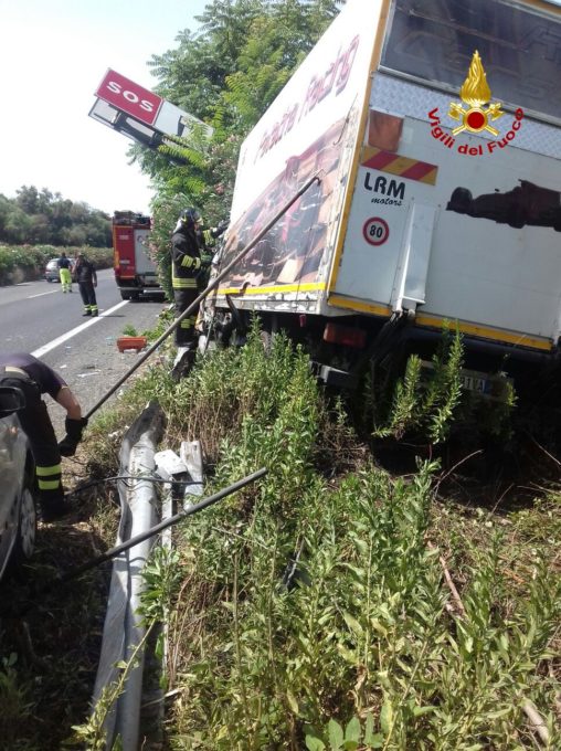 TIR SI RIBALTA ALLO SVINCOLO PER ACIREALE, UN FERITO IN PROGNOSI RISERVATA - LE FOTO