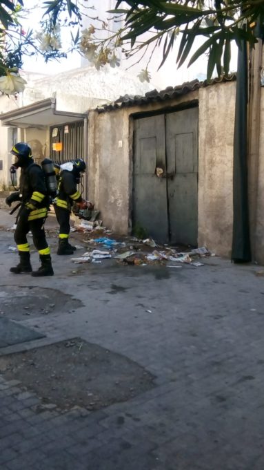 PATERNO': FIAMME IN UN CORTILE, SPAVENTO MA NESSUN FERITO