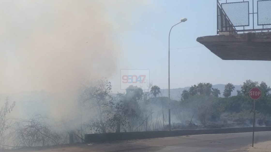 INCENDIO: ENNESIMO INCENDIO DI STERPAGLIE NEI PRESSI DI VIA E.BELLIA