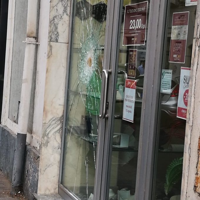 FURTO CON SCASSO IN PIENO GIORNO NELLA CENTRALISSIMA VIA VITTORIO EMANUELE