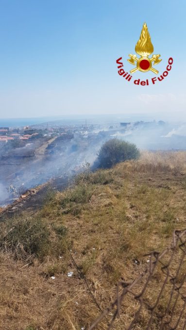 GRAVINA DI CATANIA: FIAMME MINACCIANO CASE - LE FOTO