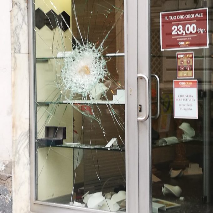 FURTO CON SCASSO IN PIENO GIORNO IN VIA VITTORIO EMANUELE