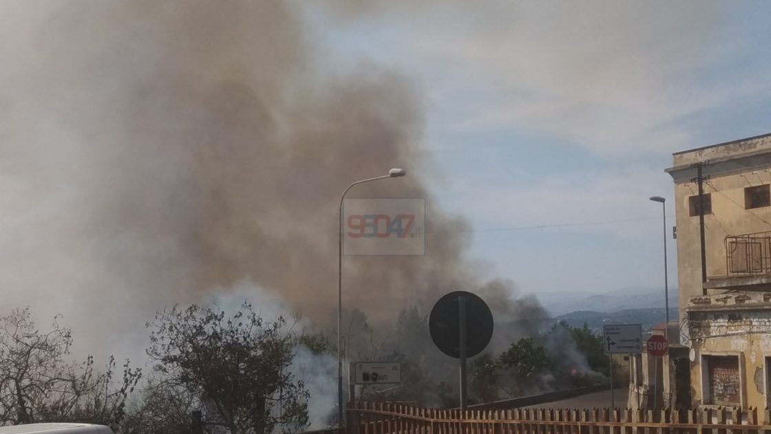 INCENDIO: ENNESIMO INCENDIO DI STERPAGLIE NEI PRESSI DI VIA E.BELLIA