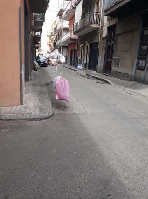 PATERNO': DISAGI PER LA RACCOLTA RIFIUTI, LE FOTO DEI NOSTRI LETTORI