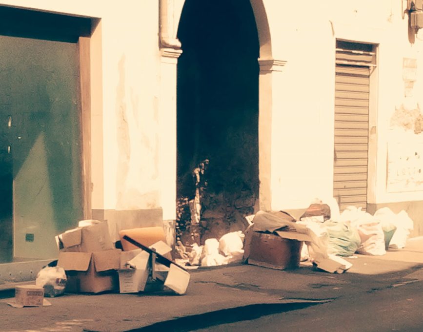 PATERNO': DISAGI PER LA RACCOLTA RIFIUTI, LE FOTO DEI NOSTRI LETTORI