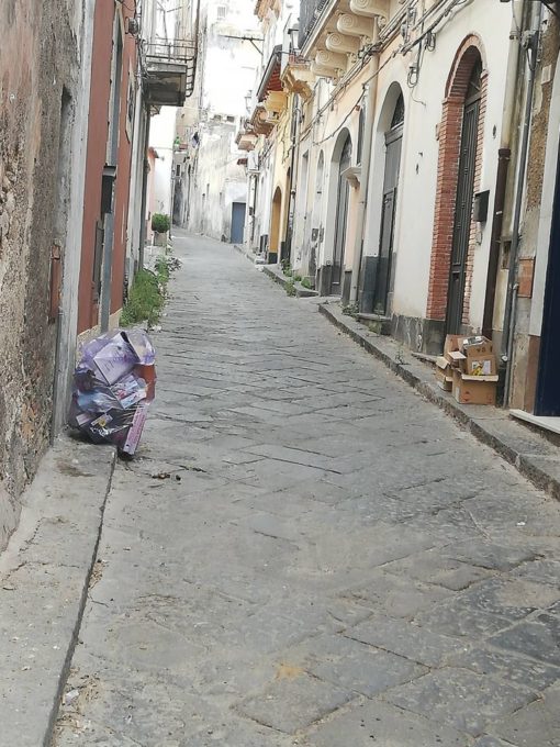 PATERNO': DISAGI PER LA RACCOLTA RIFIUTI, LE FOTO DEI NOSTRI LETTORI