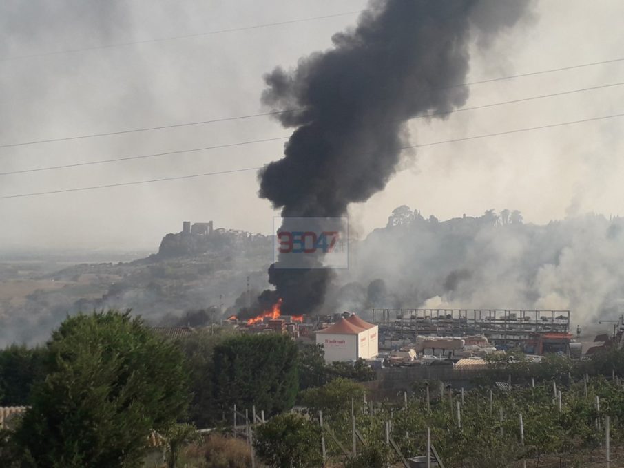INCENDI A PATERNO' E MOTTA, ENORMI DANNI PER UN AZIENDA